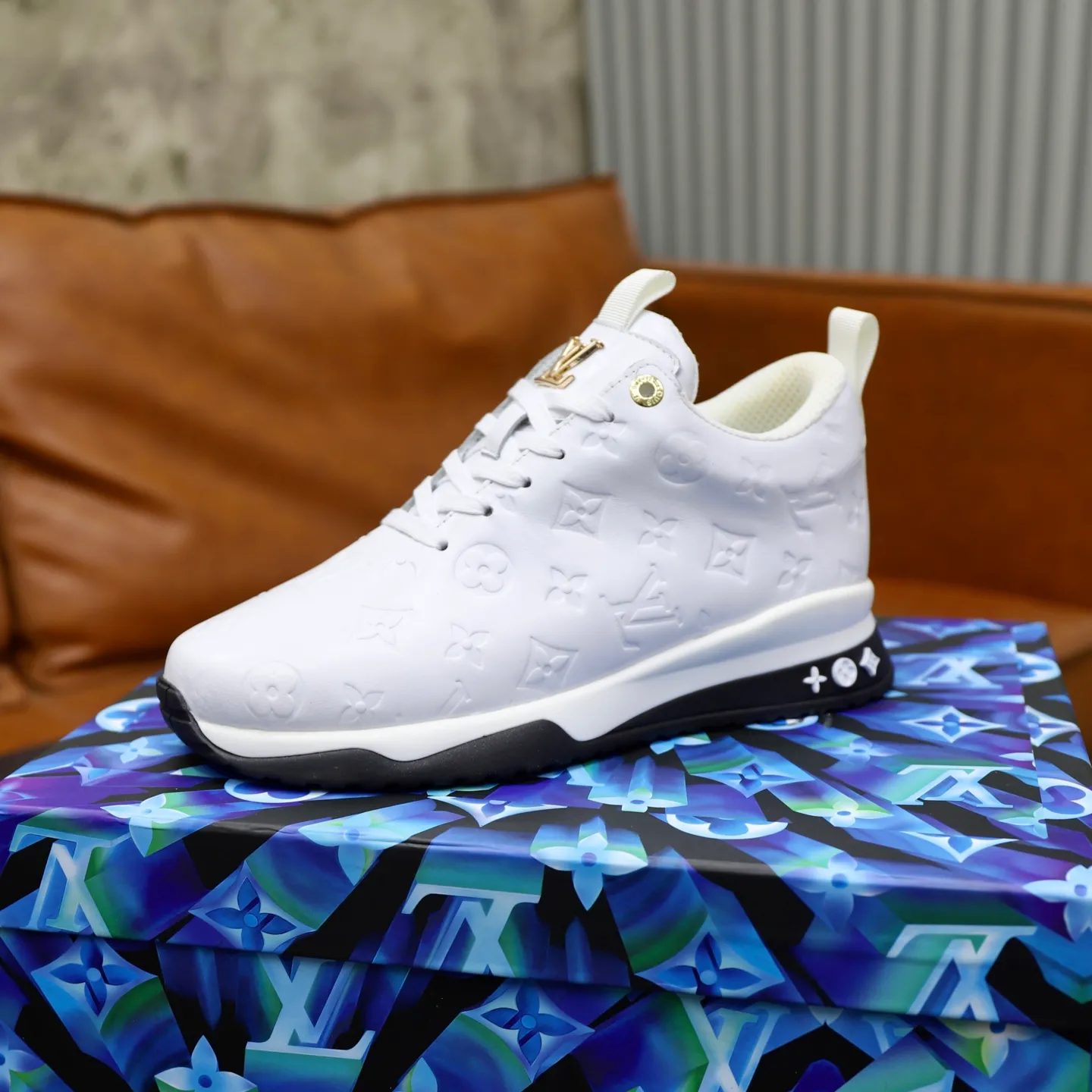 Factory price: 520💰【LV】Louis Vuitton is a high-end brand of men's shoes, new models on the market, top luxury brand, the latest fashionable casual men's shoes, trendy and versatile style, relaxed and sporty style, calfskin upper and ultra-fine workmanship. The original personalized fashionable rubber wear-resistant outsole is light and comfortable on the foot. Code number: 39-44 (45, 46 customized)